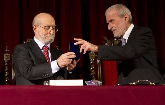 Román de la Calle recibe la Medalla de manos del rector. :: d. torres