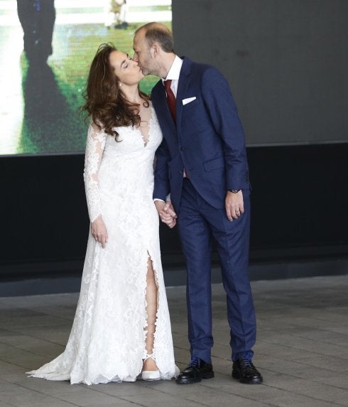 los novios posaron ante las cámaras tras la ceremonia. :: j. j. monzó