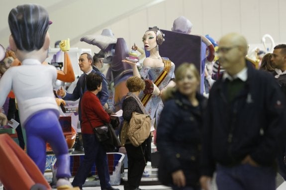 Decenas de personas visitaron ayer la Exposición del Ninot ubicada en el museo Príncipe Felipe. 