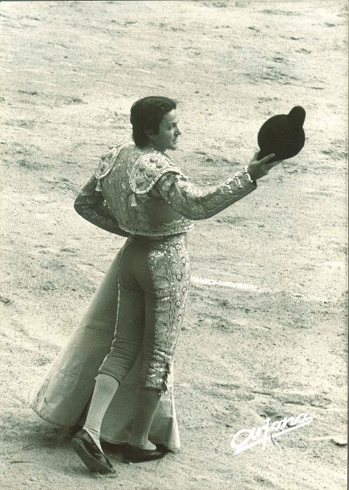 Montoliu brinda un toro  a la plaza. Abajo, el cartel  de la feria. :: ARJONA