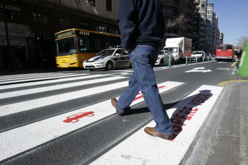 Un peatón cruza por Barón de Cárcer. :: irene marsilla