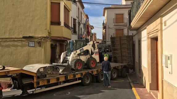 Un tráiler encajado en el centro de Benitatxell colapsa el tráfico