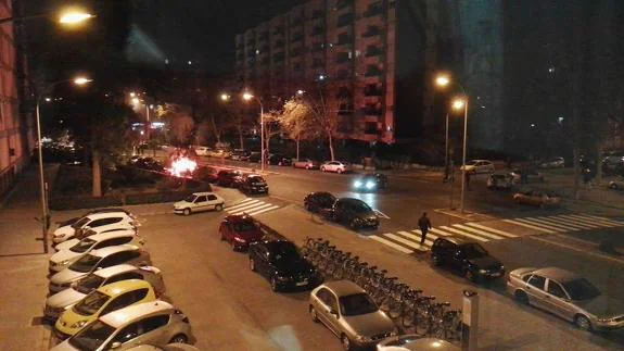 Contenedor ardiendo en la calle Santa Cruz de Tenerife de Valencia.