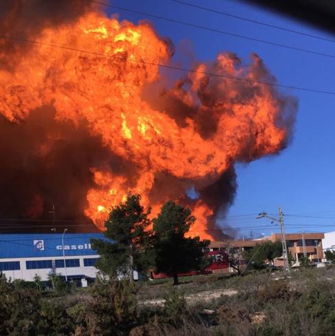 Así se ha originado el espectacular incendio de Paterna en el polígono Fuente del Jarro