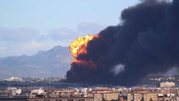 Todas las fotos del incendio de Paterna que ha quemado una nave química