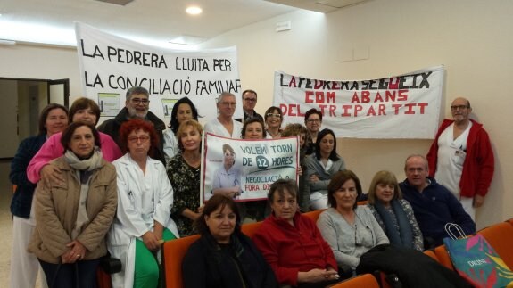 Personal del Hospital de Atención a Crónicos y Larga Estancia de La Pedrera, tras la asamblea celebrada ayer. :: LP