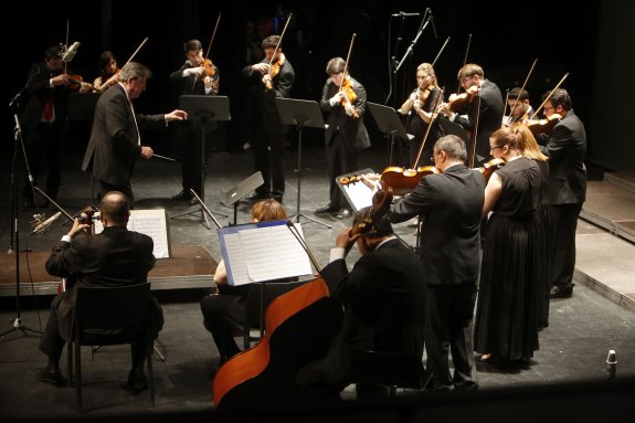 El primer concierto de la  Orquesta Sinfónica de la Academia de la Música  Valenciana, hace menos  de un año :: manuel molines