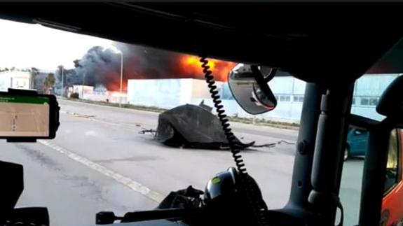 La llegada de los bomberos al incendio de Paterna: «Mucho cuidado, chavales»