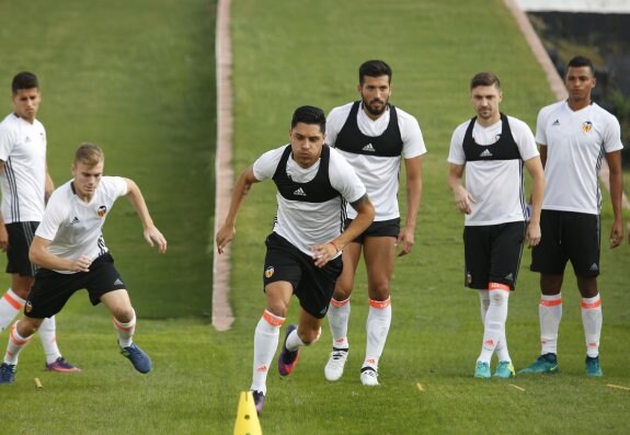Enzo Pérez esprinta durante un entrenamiento del Valencia en Paterna. :: jesús signes