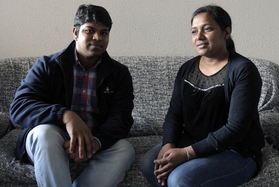 Nabeel y Gulshan Gloria, en el comedor de su casa de Nou Moles. :: irene marsilla