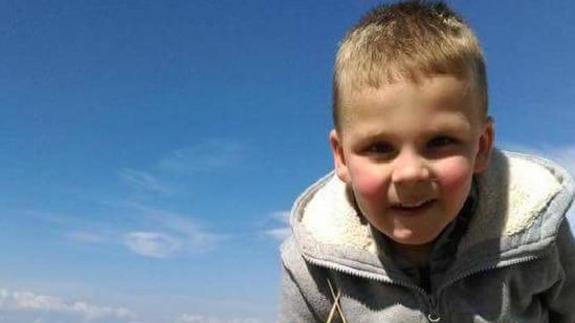 Muere un niño que fue castigado a correr semidesnudo por la calle por orinarse en la cama