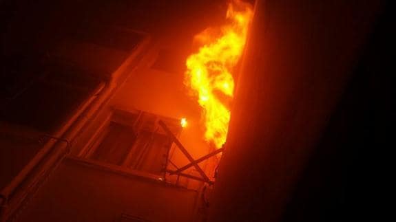 Tres heridos por quemaduras en un incendio de un piso en Valencia