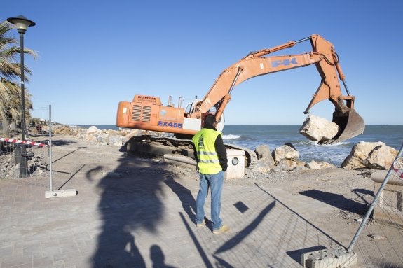 Máquina trabajando en una playa de Almenara.