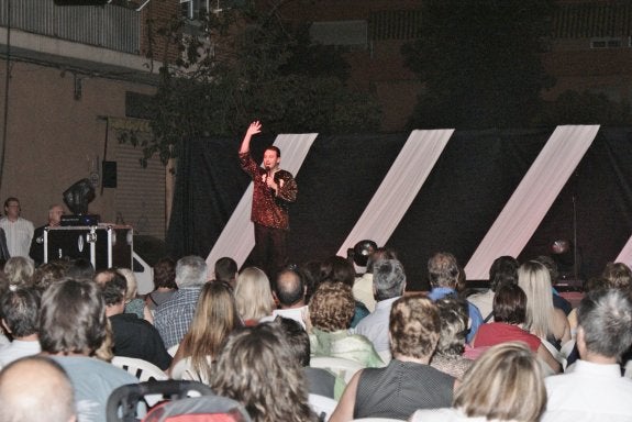 Un acto de cantantes noveles celebrado hace unos años en la demarcación de Ausias March-Na Robella. :: roberto gómez baldaquino