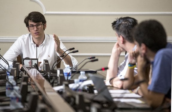 El asesor, durante la comisión de investigación en el Ayuntamiento. :: efe