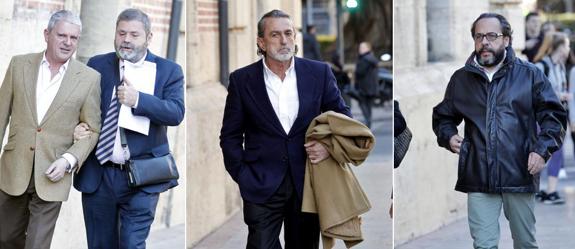 De izquierda a derecha, Crespo (acompañado por su abogado), Correa y Álvaro Pérez, a su llegada hoy al TSJCV. 