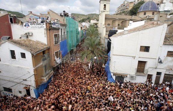 Miles de personas celebrando la tomatina de Buñol. :: efe