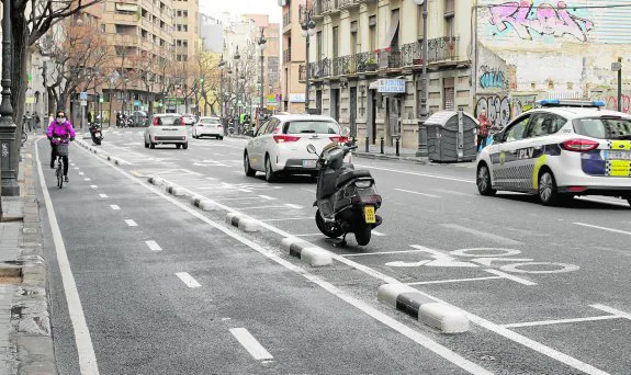 Zona de aparcamientos para motos, prácticamente vacía, en Guillem de Castro. :: I. MARSILLA