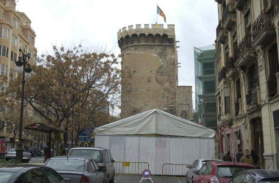 Carpa fallera junto a las Torres de Quart