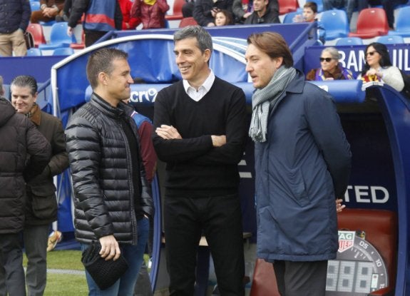 Tito, Muñiz y Catalán hablan antes de un partido del Levante. :: j. ramírez/lud