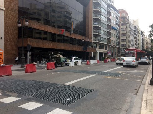 Material de obras estacionado en el futuro carril bici. :: lp