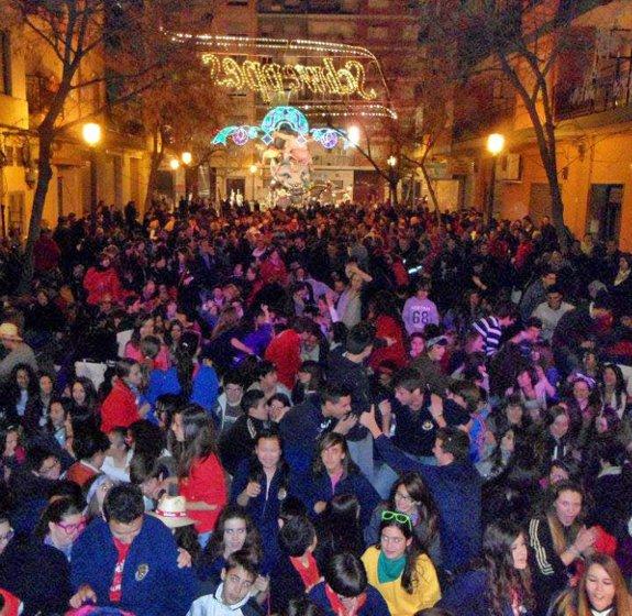 Fiesta en una comisión fallera en Valencia 