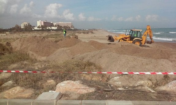 Llegada de los primeros camiones de arena, en una imagen de la asociación de vecinos La Casbah. :: lp