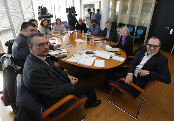 El Consejo Rector de la nueva RTVV durante una reunión en las instalaciones de Burjassot. :: j. signes
