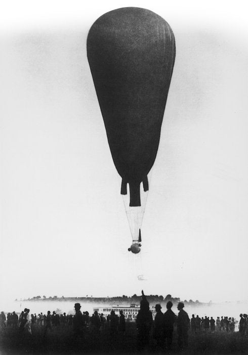 1931. Auguste Piccard y Paul Kipfer llegaron a la estratosfera (15.780 m.) en su globo de hidrógeno con cabina hermética. :: r. c.