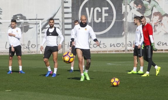 Zaza, en primer plano, durante la sesión de ayer. :: manuel molines