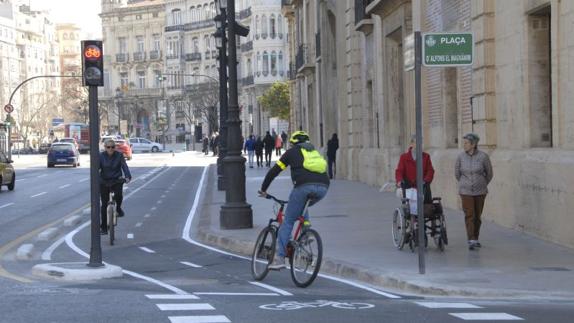 Nuevo carril ciclista de Valencia a su paso por el Palacio de Justicia.