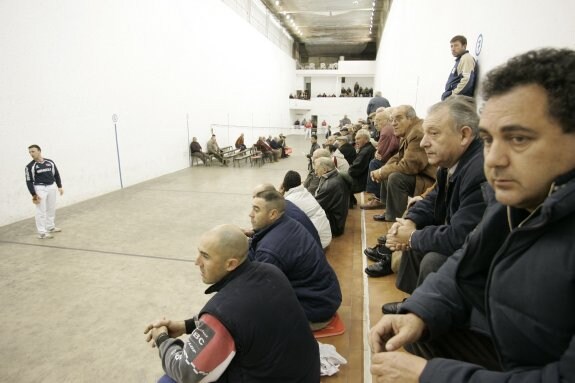 Público en la escala del trinquet de Alginet, durante una partida de profesionales. :: Francisco garcía