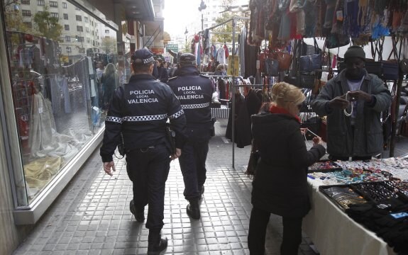 Dos agentes recorren las calles de Valencia en una imagen reciente. :: juan j. monzó