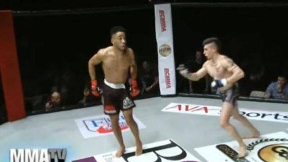 Intenta vacilar a su rival y lo tumba por KO