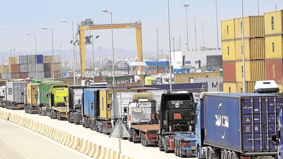 Los estibadores convocan tres semanas de paros en el puerto de Valencia partir del 6 de marzo
