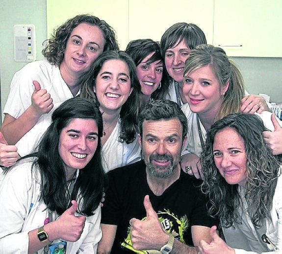 Pau, rodeado de personal sanitario. 