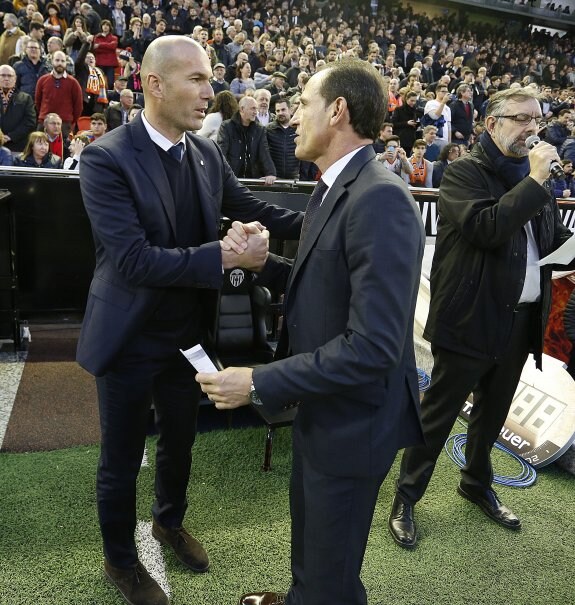 Zidane y Voro se saludan en los prolegómenos del partido de ayer. :: jesús signes