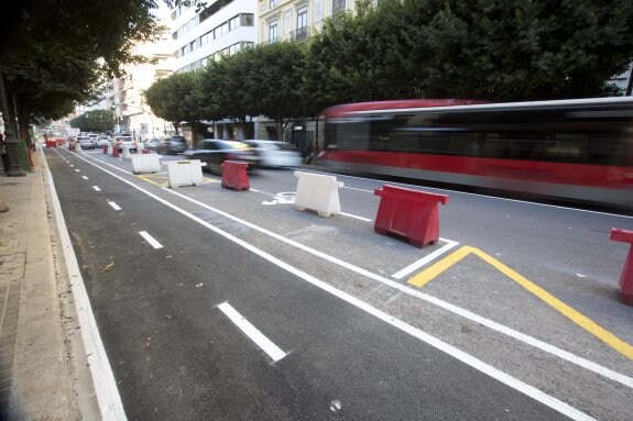 Un tramo del carril bici de Colón, con la zona para motos reservada en la parte exterior. :: damián torres