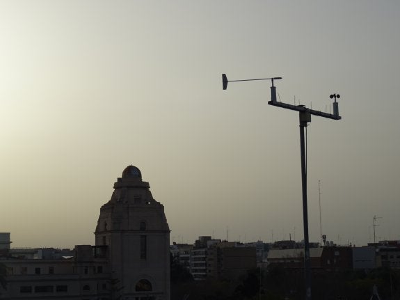 Panorámica de la ciudad de Valencia, ayer, con el manto de polvo en el cielo. :: aemet