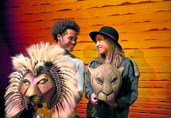 Daniel Mejía y Cristina Llorente posan con las máscaras con que dan vida a los personajes de Simba y Nala. :: virginia carrasco