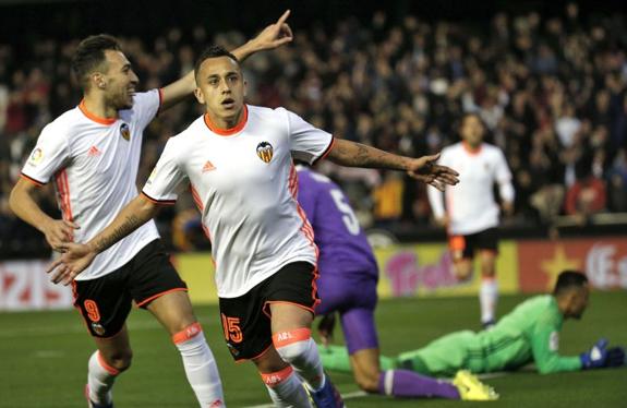 Fabián Orellana (Valencia CF) celebra su gol ante el Real Madrid.