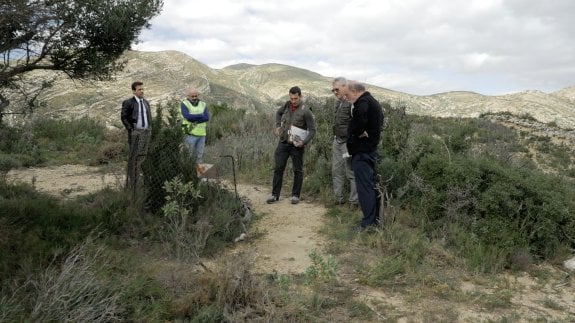 Tres guardias civiles, el forense Francisco Etxeberria y un periodista junto a la fosa en el paraje montañoso de Tous. :: 'El lector de huesos' ETB