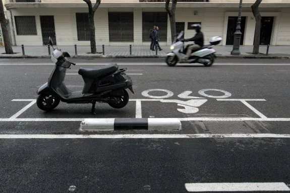 Nuevas plazas de estacionamiento para motos en la calle Guillem de Castro. :: Irene Marsilla
