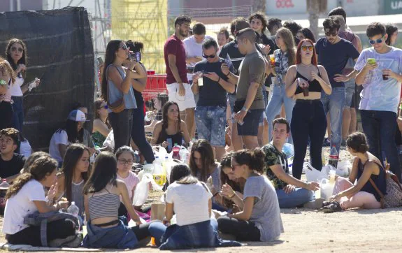 Un grupo de jóvenes en una fiesta universitaria en Valencia. :: damián torres