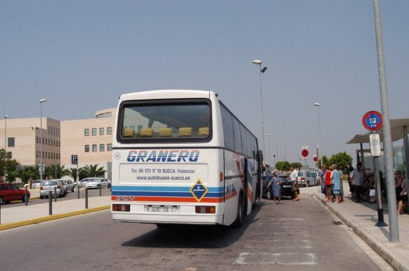 Pueblos de la Ribera exigen mejoras en el transporte para ir al hospital
