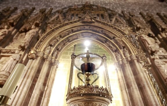  La Catedral. La reliquia se exhibe en la antigua sala capitular desde 1916, año en el que fue trasladado tras haber permanecido desde 1437 en el relicario de la Seo. :: avan/alberto sáiz