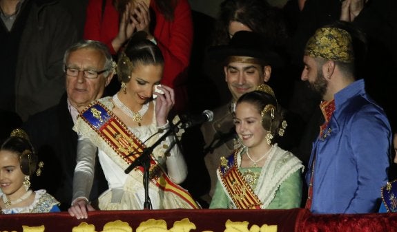 Raquel Alario y Clara Parejo, junto a Ribó, Fuset y Martínez Tormo, no pudieron evitar llorar al ver que todo el público estaba esperando sus discursos . :: juanjo monzó