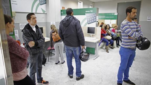 Dos de cada tres jóvenes valencianos no trabajaría por menos de 20.000 euros en su primer empleo