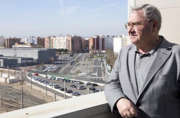Matoses, en la terraza de la sede del CSI-F, con la estación del AVE al fondo. :: d. torres