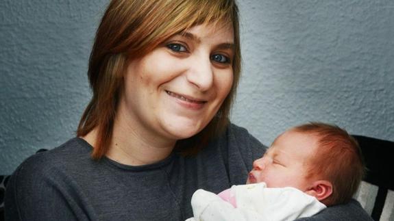 Un médico ayuda a una mujer a dar a luz en un atasco